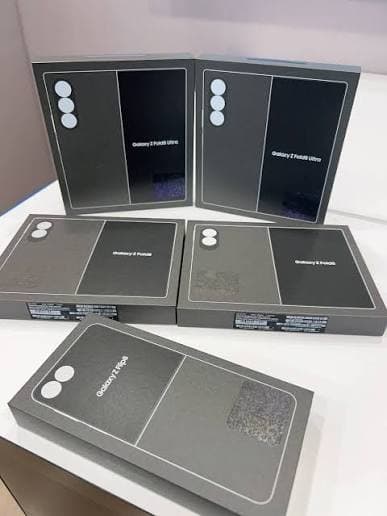 Samsung Galaxy Z Fold 8 256GB (Unlocked) - Graphite (WhatsApp +447903373726)