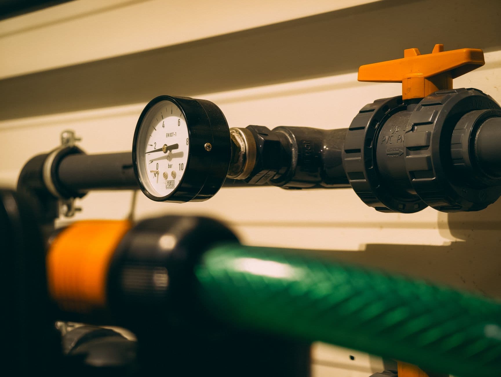 Pneumatic Air Pressure Regulator and Moisture Filter